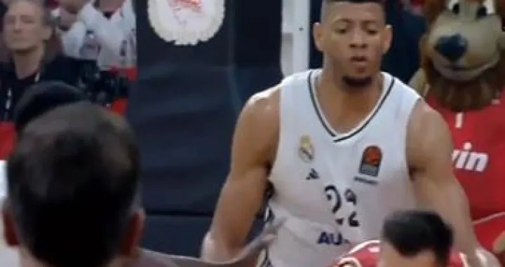 Walter Tavares faul Alec Peters