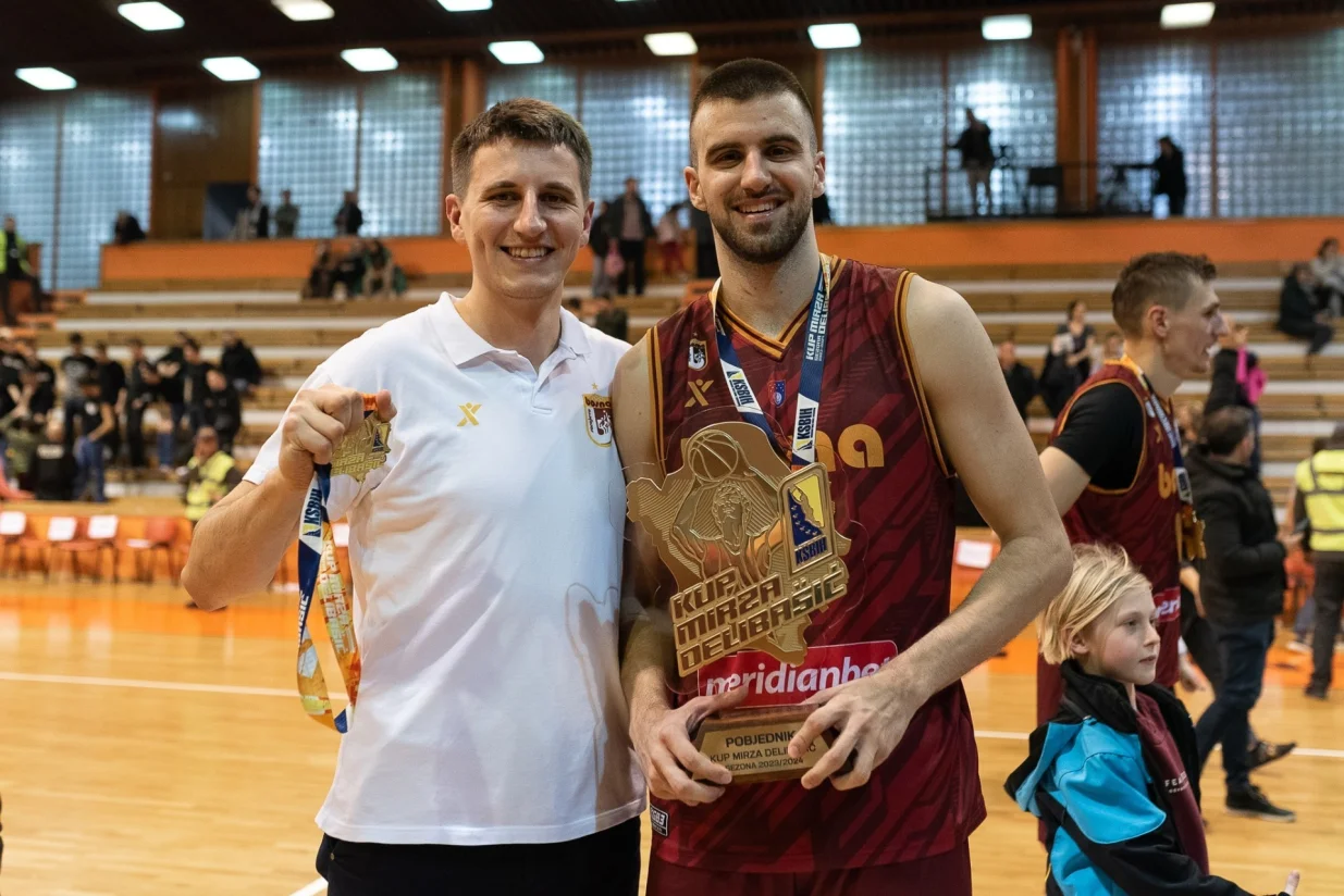 Dino Kosovac sa zlatnom medaljom Kupa Mirze Delibašića (FOTO: KK Bosna)