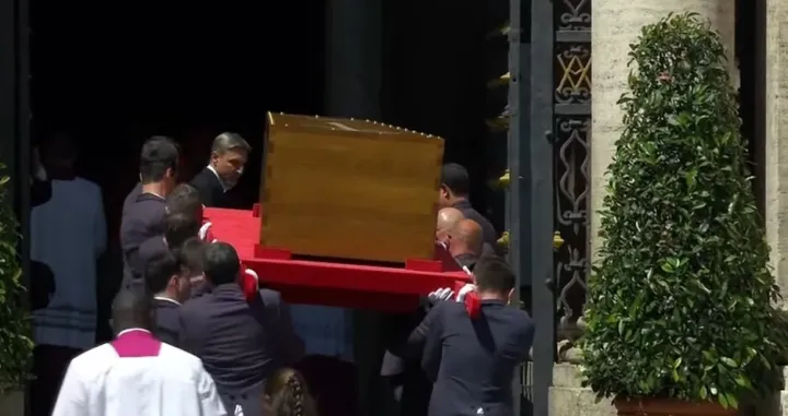 Tijelo pape uneseno u baziliku u kojoj je i ukopan/Screenshot/