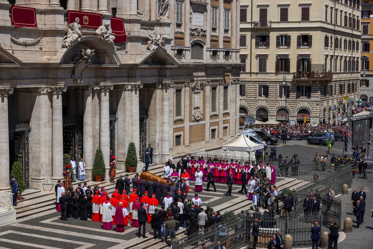 Pallbearers carry the coffin of Pope Francis inside the Papal Basilica of Saint Mary Major (Santa Maria Maggiore) during his funeral, in Rome, Italy, April 26, 2025. REUTERS/Alkis Konstantinidis/Alkis Konstantinidis
