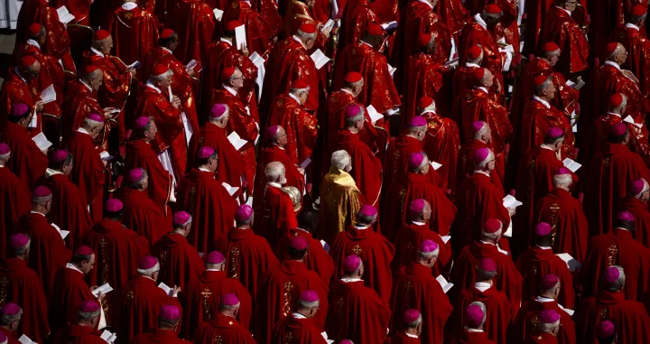 RIM (AA) - U Rimu je zavrЕЎena pogrebna misa papi Franji, poglavaru RimokatoliДЌke crkve, koju je predvodio kardinal Giovanni Battista Re."Papa Franjo je bio papa koji je Еѕelio biti meД'u ljudima, s otvorenim srcem za svakoga", rekao je prije nego je pogrebna povorka sa papinim kovДЌegom krenula ka Bazilici sv. Marije Velike u Rimu u kojoj Д‡e papa biti sahranjen."Bio je osjetljiv na ono novo ЕЎto je izranjalo u druЕЎtvu, kao i na ono ЕЎto je Duh Sveti poticao unutar Crkve", rekao je Battista Re, navodeД‡i da je papa Franjo bio "vrlo spontan, s neformalnim naДЌinom ophoД'enja sa svima", ДЌak i onima daleko od Crkve."Pun ljudske topline i duboko osjetljiv na rane danaЕЎnjice, papa Franjo je istinski dijelio tjeskobe, patnje i nade naЕЎeg doba", poruДЌio je.Italijanski kardinal je na tragu pape Franje, koji je pozivao na "gradnju mostova, a ne zidova", poslao poruku o vaЕѕnosti mira. (Lorena Sopena - Anadolu Agency)/