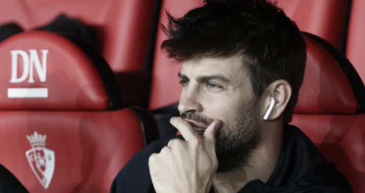 epa10294588 FC Barcelona's defender Gerard Pique reacts on the bench ahead of the Spanish LaLiga soccer match between CA Osasuna and FC Barcelona, in Pamplona, northern Spain, 08 November 2022. EPA/Jesus Diges