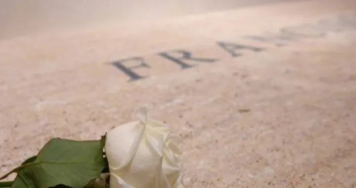 grob pape franje, bijela ruža/Vatican News 