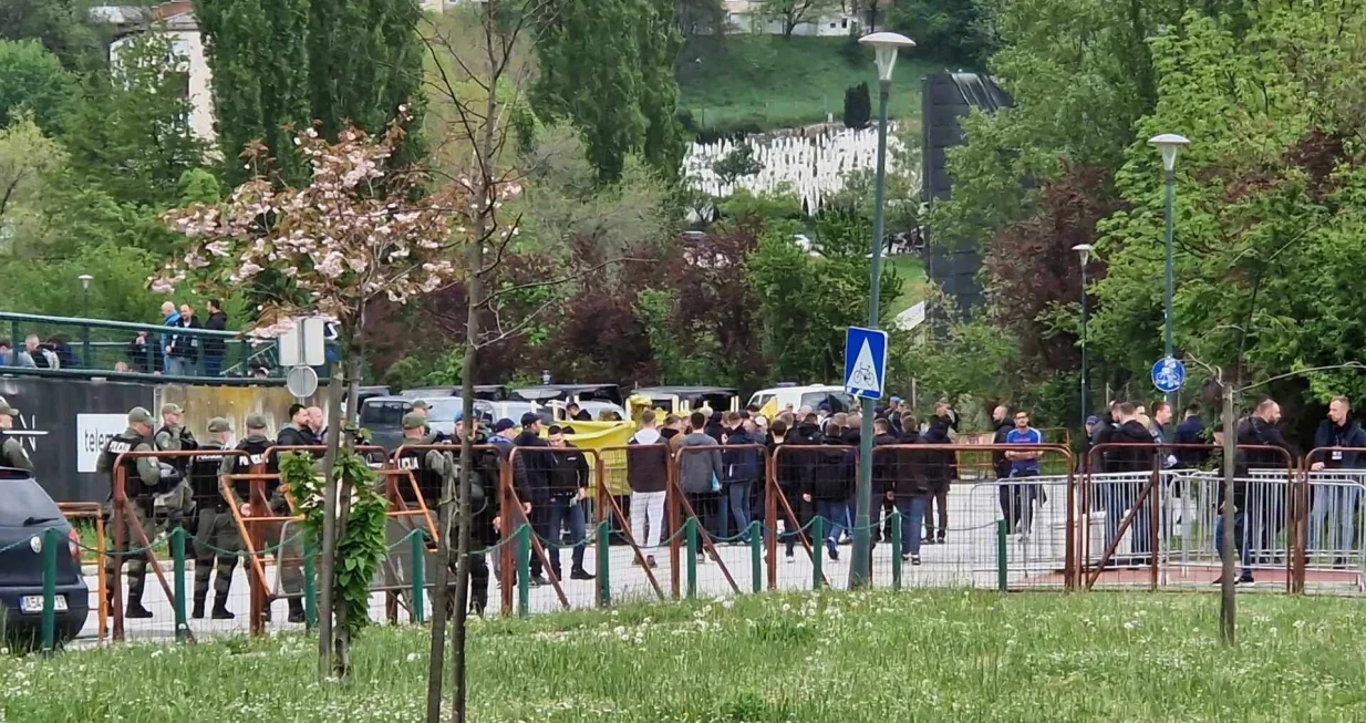 Kontrolisanje navijača prilikom ulaska na stadion