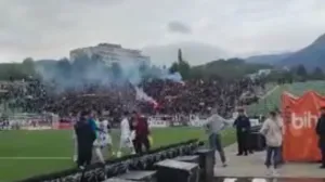 Fudbaleri Željezničara napuštaju stadion 