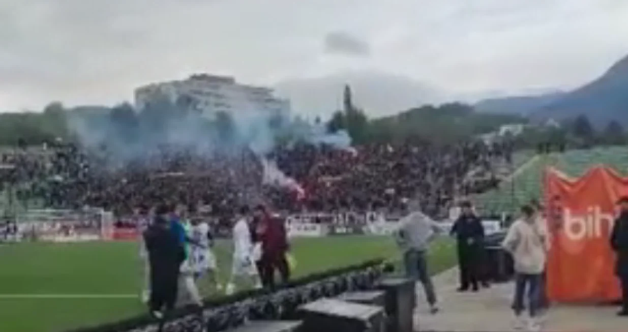 Fudbaleri Željezničara napuštaju stadion 