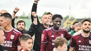 Ismir Mirvić sa igračima (FOTO: FK Sarajevo)