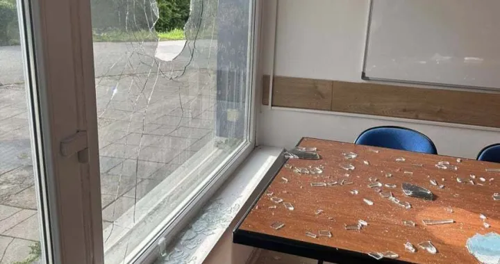 Razbijeno staklo na prostorijama DF-a/