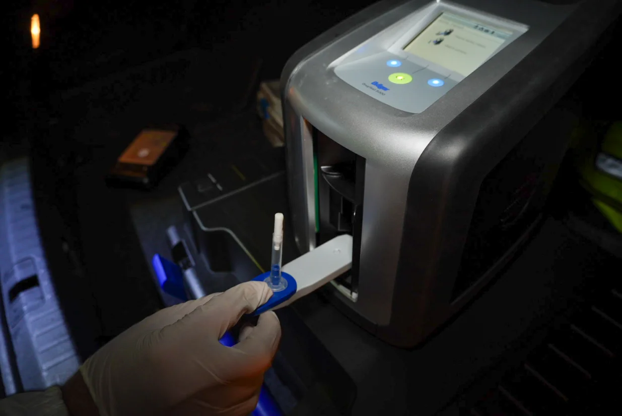 Uprava policije Ministarstva unutrašnjih poslova Kantona Sarajevo (MUP KS) počela je s upotrebom uređaja za indikaciju droga i testiranje vozača na prisustvo droga u organizmu, na saobraćajnicama u KS//