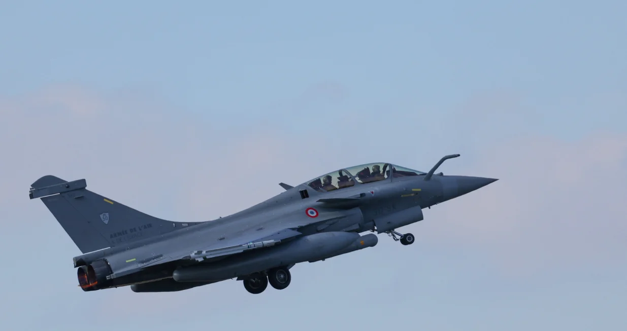French Air Force Dassault Rafale fighter jet flies during NATO's media day for Ramstein Flag 25 (RAFL25) at Leeuwarden Air Base, Netherlands, April 8 2025. REUTERS/Piroschka van de Wouw/Piroschka Van De Wouw