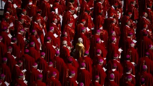 RIM (AA) - U Rimu je zavrЕЎena pogrebna misa papi Franji, poglavaru RimokatoliДЌke crkve, koju je predvodio kardinal Giovanni Battista Re."Papa Franjo je bio papa koji je Еѕelio biti meД'u ljudima, s otvorenim srcem za svakoga", rekao je prije nego je pogrebna povorka sa papinim kovДЌegom krenula ka Bazilici sv. Marije Velike u Rimu u kojoj Д‡e papa biti sahranjen."Bio je osjetljiv na ono novo ЕЎto je izranjalo u druЕЎtvu, kao i na ono ЕЎto je Duh Sveti poticao unutar Crkve", rekao je Battista Re, navodeД‡i da je papa Franjo bio "vrlo spontan, s neformalnim naДЌinom ophoД'enja sa svima", ДЌak i onima daleko od Crkve."Pun ljudske topline i duboko osjetljiv na rane danaЕЎnjice, papa Franjo je istinski dijelio tjeskobe, patnje i nade naЕЎeg doba", poruДЌio je.Italijanski kardinal je na tragu pape Franje, koji je pozivao na "gradnju mostova, a ne zidova", poslao poruku o vaЕѕnosti mira. (Lorena Sopena - Anadolu Agency)/