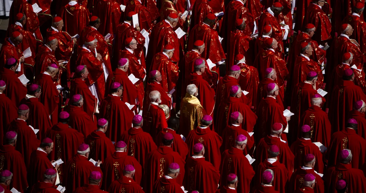 RIM (AA) - U Rimu je zavrЕЎena pogrebna misa papi Franji, poglavaru RimokatoliДЌke crkve, koju je predvodio kardinal Giovanni Battista Re."Papa Franjo je bio papa koji je Еѕelio biti meД'u ljudima, s otvorenim srcem za svakoga", rekao je prije nego je pogrebna povorka sa papinim kovДЌegom krenula ka Bazilici sv. Marije Velike u Rimu u kojoj Д‡e papa biti sahranjen."Bio je osjetljiv na ono novo ЕЎto je izranjalo u druЕЎtvu, kao i na ono ЕЎto je Duh Sveti poticao unutar Crkve", rekao je Battista Re, navodeД‡i da je papa Franjo bio "vrlo spontan, s neformalnim naДЌinom ophoД'enja sa svima", ДЌak i onima daleko od Crkve."Pun ljudske topline i duboko osjetljiv na rane danaЕЎnjice, papa Franjo je istinski dijelio tjeskobe, patnje i nade naЕЎeg doba", poruДЌio je.Italijanski kardinal je na tragu pape Franje, koji je pozivao na "gradnju mostova, a ne zidova", poslao poruku o vaЕѕnosti mira. (Lorena Sopena - Anadolu Agency)/