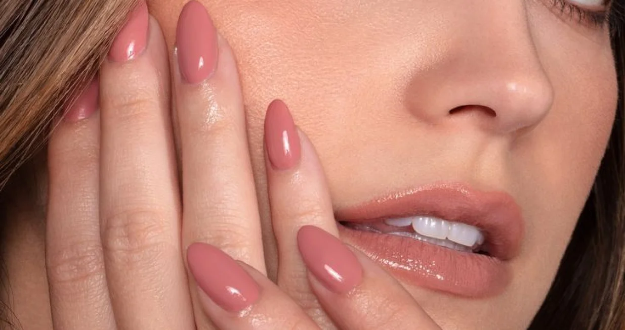 Nude ruž za usne i lak za nokte//