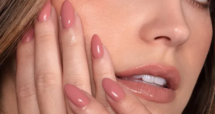 Nude ruž za usne i lak za nokte//