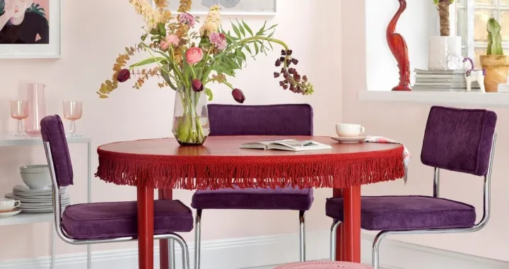 Ljubičasti i crveni enterijer//