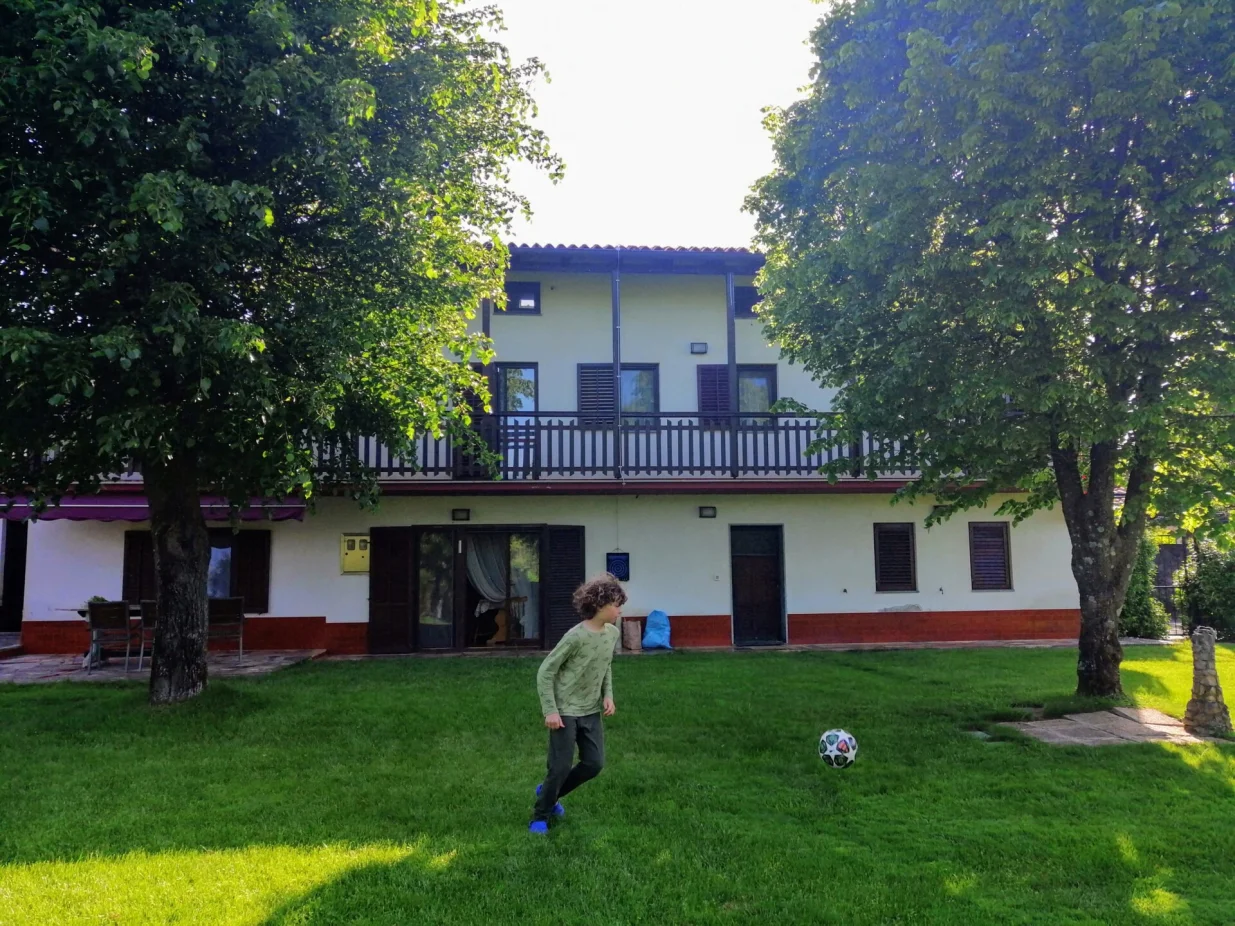 Vesela dječija igra na travnjaku/