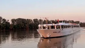 Uplovio kruzer/Fena//