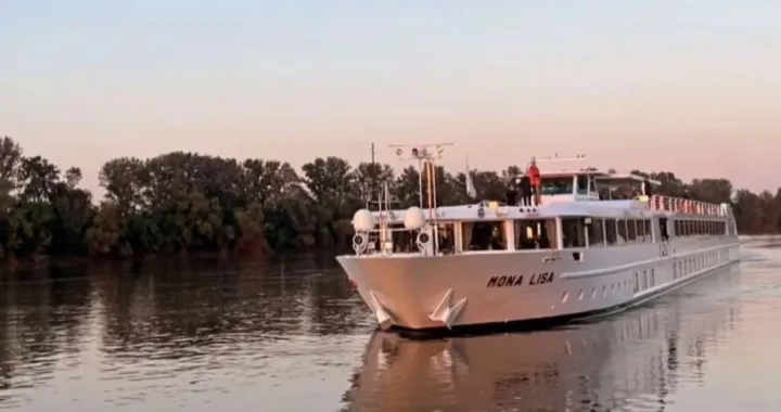 Uplovio kruzer/Fena//