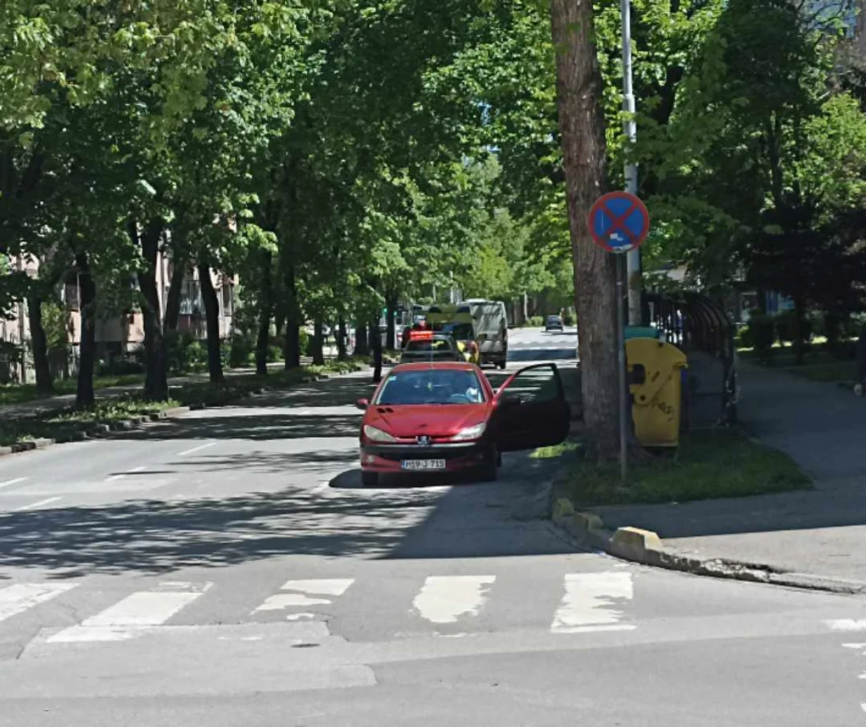 Policijska i medicinska ekipa na istom mjestu/Čitatelj/