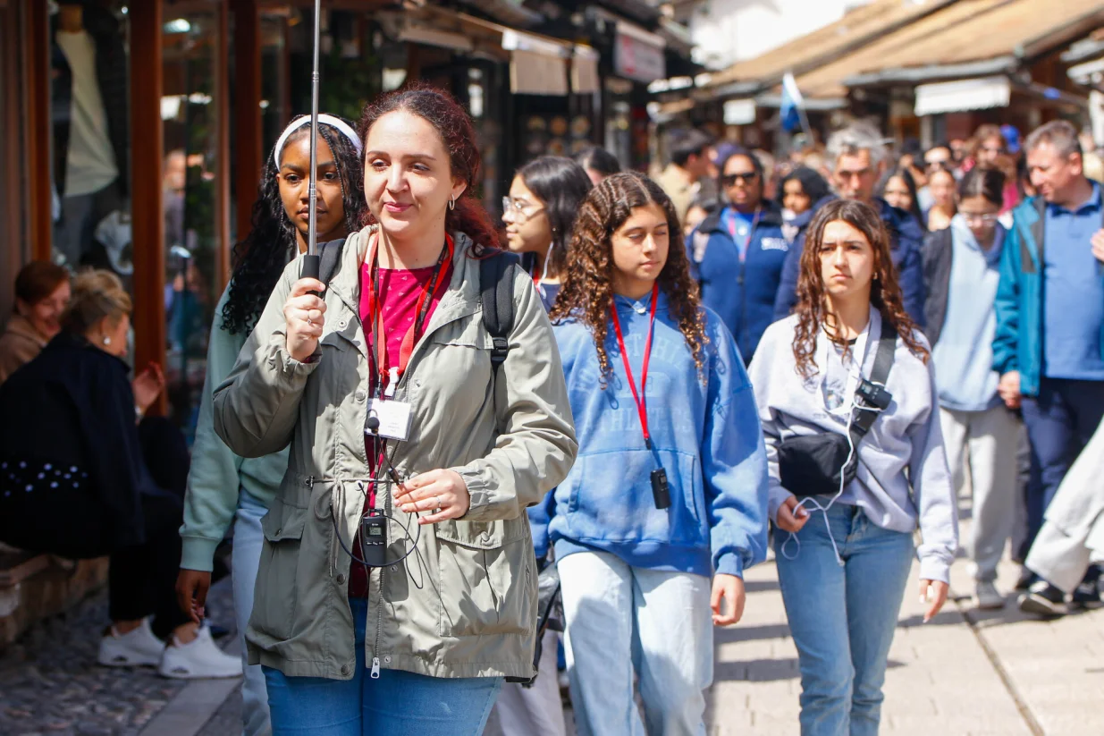 April 2025 sunčano vrijeme turisti po gradu/Damir Deljo @ Oslobodjenje