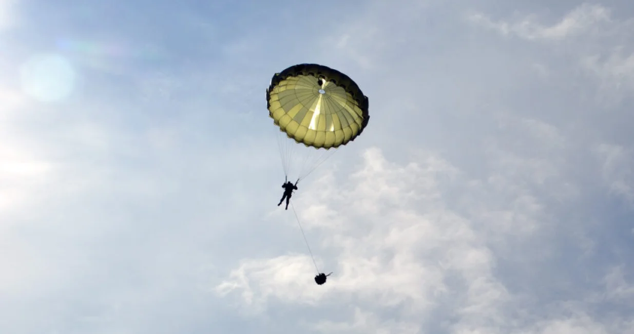 Ni?, 20. maja 2024. - fotografija niske rezolucije - Vojnici generacije "decembar 2023" koji drugi deo vojnog roka slu?e u 63. padobranskoj brigadi uspe?no su zavr?ili osnovnu padobransku obuku u ovoj jedinici Vojske Srbije. Oni su prethodne nedelje izveli padobranske skokove radi upoznavanja manevarskih sposobnosti padobrana, skokove sa otvaranjem rezervnog padobrana, sa li?nim naoru?anjem, kao i skokove sa dodatnim teretom, saop?tilo je Ministarstvo odbrane Srbije. FOTO TANJUG/ MINISTARSTVO ODBRANE I VOJSKA SRBIJE/ bg/Ministarstvo Odbrane I Vojska Srbije