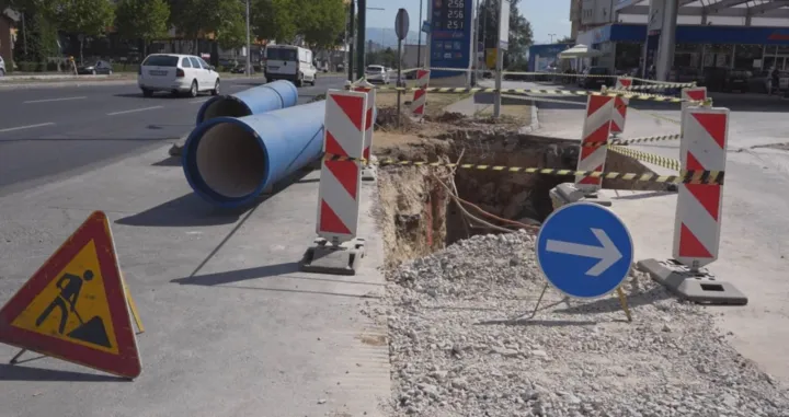 Radovi na uvezivanju novopoloženog potisnog cjevovoda DN 700 Bačevo-Alipašin most na Ilidži kod naselja Bulevar. Riječ je o radovima koji se realiziraju u sklopu projekta izgradnje XIII transverzale./Kjkp Vik