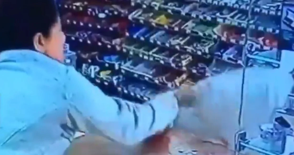 Prodavačica se nije uplašila/Screenshot/