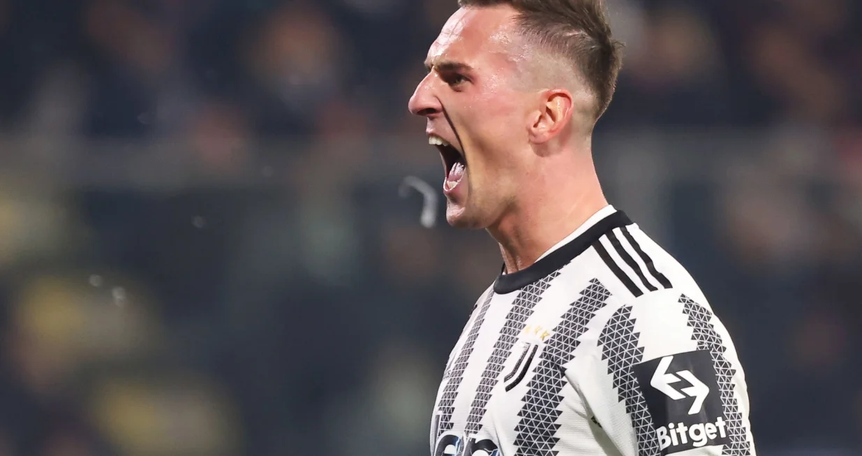 epa10389502 Juventus's Arkadiusz Milik celebrates scoring the opening goal during the Italian Serie A soccer match US Cremonese vs Juventus FC at Giovanni Zini stadium in Cremona, Italy, 04 January 2023. EPA/SIMONE VENEZIA