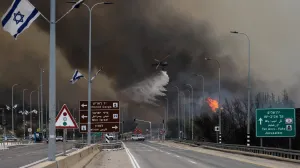 A helicopter takes part in fire fighting, as wildfires caused by extreme heat and winds broke out in central Israel, near Latrun, Israel, April 30, 2025 REUTERS/Oren Ben Hakoon ISRAEL OUT. NO COMMERCIAL OR EDITORIAL SALES IN ISRAEL.  TPX IMAGES OF THE DAY/Oren Ben Hakoon