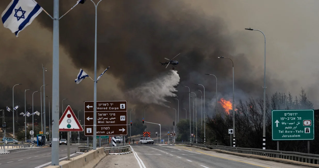 A helicopter takes part in fire fighting, as wildfires caused by extreme heat and winds broke out in central Israel, near Latrun, Israel, April 30, 2025 REUTERS/Oren Ben Hakoon ISRAEL OUT. NO COMMERCIAL OR EDITORIAL SALES IN ISRAEL.  TPX IMAGES OF THE DAY/Oren Ben Hakoon