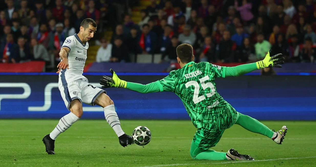 Soccer Football - Champions League - Semi Final - First Leg - FC Barcelona v Inter Milan - Estadi Olimpic Lluis Companys, Barcelona, Spain - April 30, 2025 Inter Milan's Henrikh Mkhitaryan scores their fourth goal past FC Barcelona's Wojciech Szczesny before it is disallowed REUTERS/Albert Gea