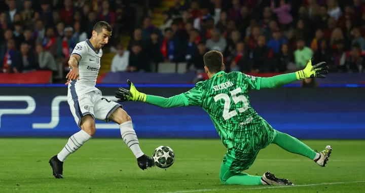Soccer Football - Champions League - Semi Final - First Leg - FC Barcelona v Inter Milan - Estadi Olimpic Lluis Companys, Barcelona, Spain - April 30, 2025 Inter Milan's Henrikh Mkhitaryan scores their fourth goal past FC Barcelona's Wojciech Szczesny before it is disallowed REUTERS/Albert Gea
