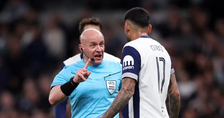 Soccer Football - Europa League - Quarter Final - First Leg - Tottenham Hotspur v Eintracht Frankfurt - Tottenham Hotspur Stadium, London, Britain - April 10, 2025 Tottenham Hotspur's Cristian Romero remonstrate with referee Szymon Marciniak REUTERS/David Klein