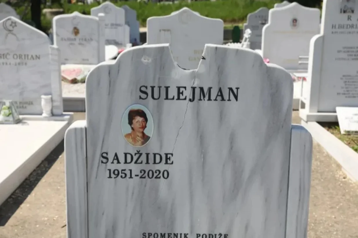 Oskrnavljeno mezarje u Beogradu/Nikola Tomić