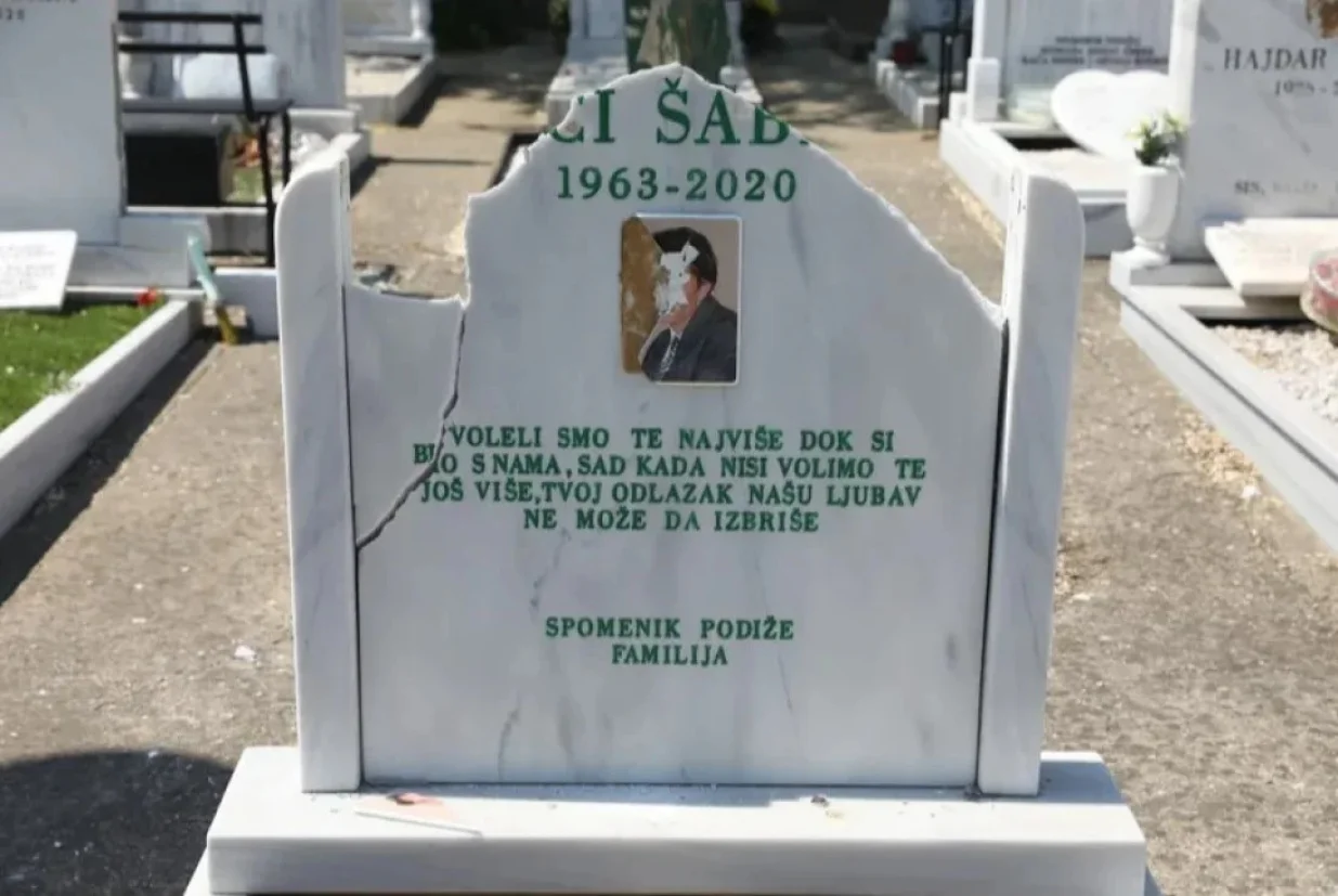 Oskrnavljeno mezarje u Beogradu/Nikola Tomić