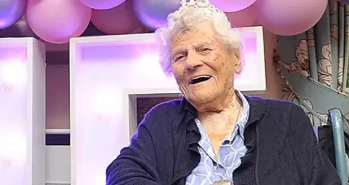 Ethel Caterham proslavlja rođendan/ Društvene mreže/