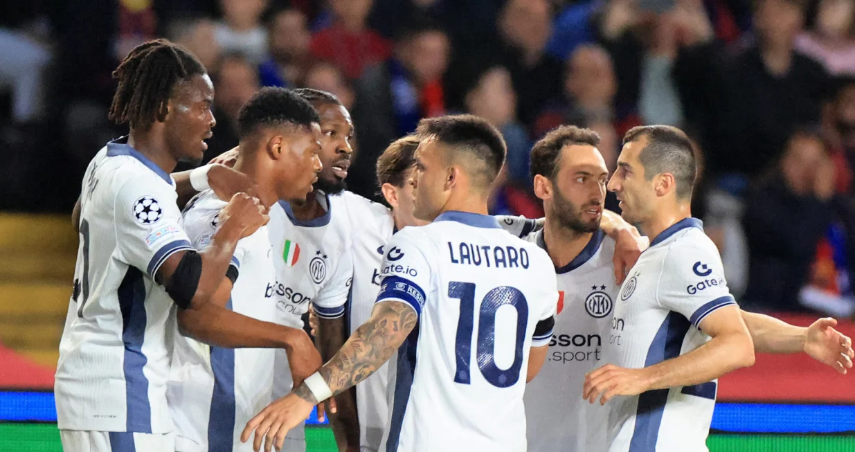 Soccer Football - Champions League - Semi Final - First Leg - FC Barcelona v Inter Milan - Estadi Olimpic Lluis Companys, Barcelona, Spain - April 30, 2025 Inter Milan's Denzel Dumfries celebrates scoring their second goal with teammates REUTERS/Nacho Doce