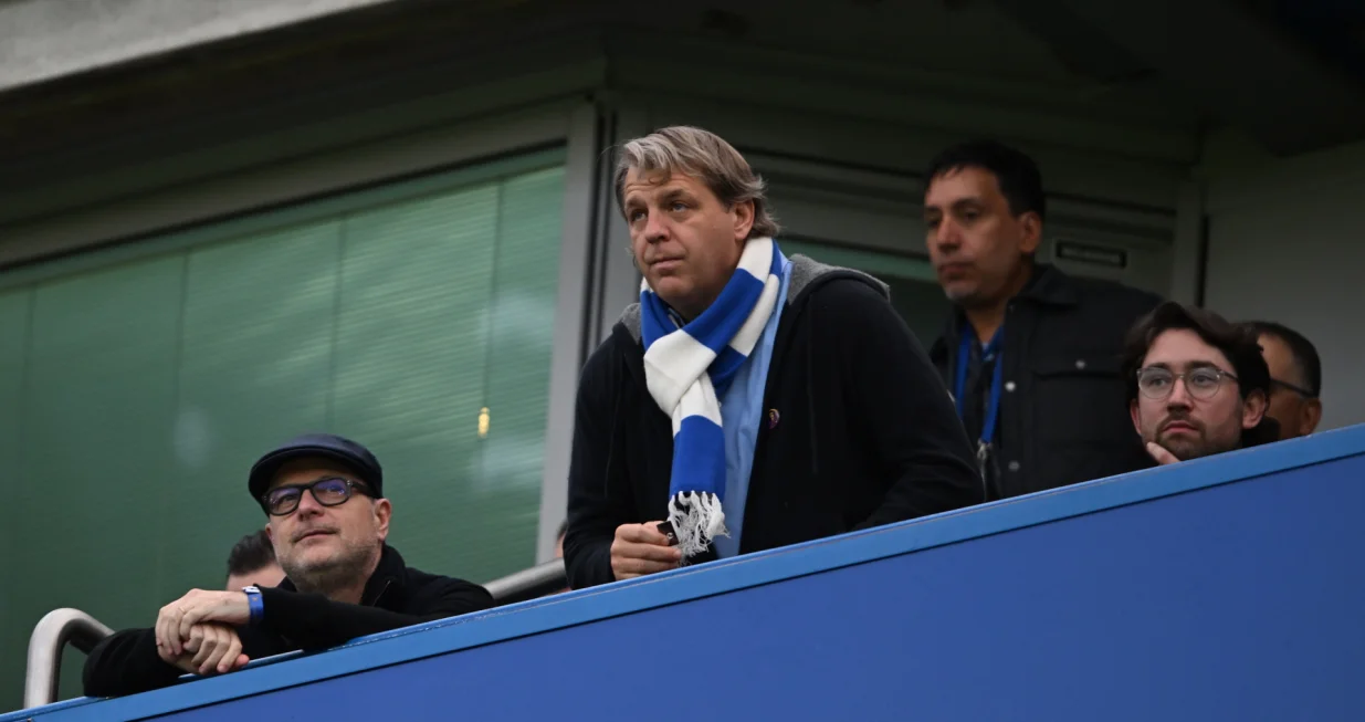 epa10259206 Chelsea owner Todd Boehly (C) attends the English Premier League soccer match between Chelsea FC and Manchester United in London, Britain, 22 October 2022. EPA/DANIEL HAMBURY EDITORIAL USE ONLY. No use with unauthorized audio, video, data, fixture lists, club/league logos or 'live' services. Online in-match use limited to 120 images, no video emulation. No use in betting, games or single club/league/player publications