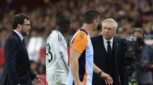 Soccer Football - Copa del Rey - Final - FC Barcelona v Real Madrid - Estadio de La Cartuja, Seville, Spain - April 26, 2025 Real Madrid's Ferland Mendy walks off the pitch after sustaining an injury as Real Madrid coach Carlo Ancelotti looks on REUTERS/Borja Suarez