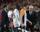 Soccer Football - Copa del Rey - Final - FC Barcelona v Real Madrid - Estadio de La Cartuja, Seville, Spain - April 26, 2025 Real Madrid's Ferland Mendy walks off the pitch after sustaining an injury as Real Madrid coach Carlo Ancelotti looks on REUTERS/Borja Suarez