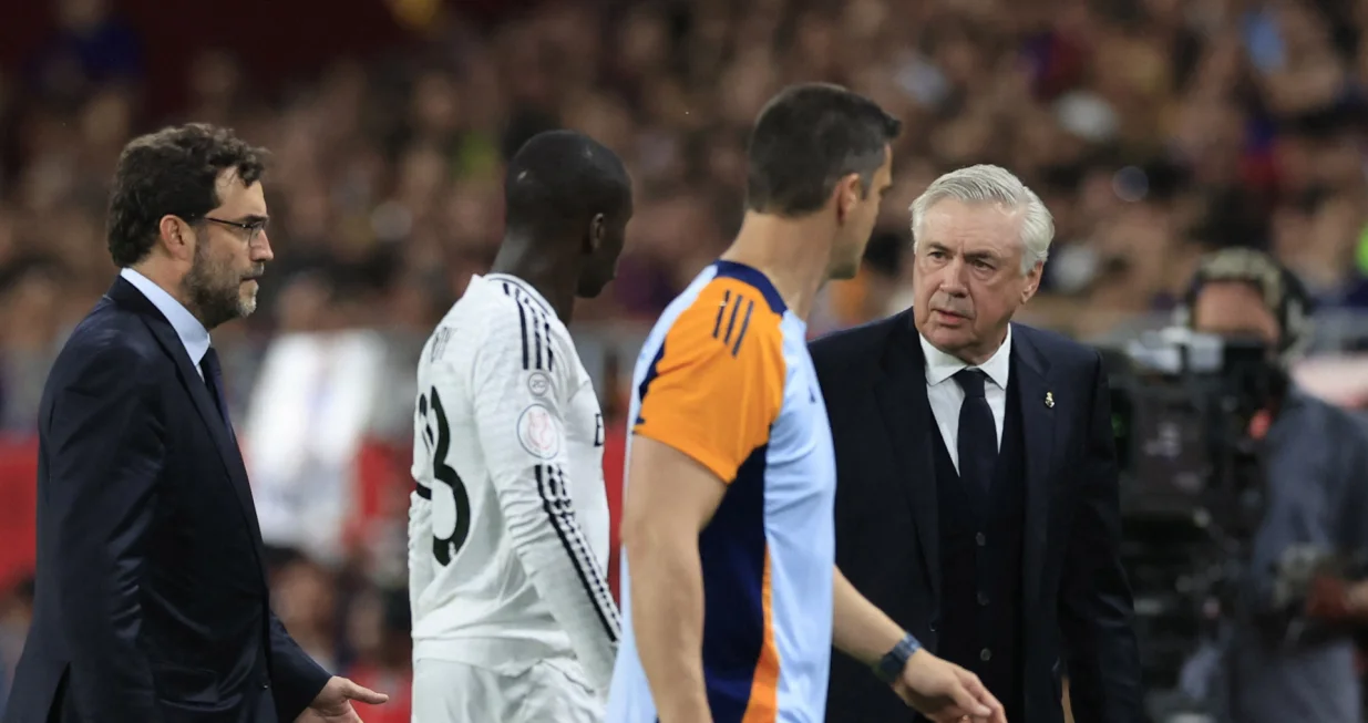 Soccer Football - Copa del Rey - Final - FC Barcelona v Real Madrid - Estadio de La Cartuja, Seville, Spain - April 26, 2025 Real Madrid's Ferland Mendy walks off the pitch after sustaining an injury as Real Madrid coach Carlo Ancelotti looks on REUTERS/Borja Suarez