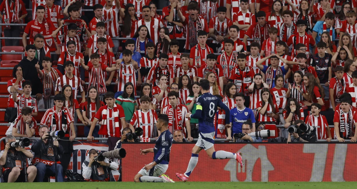 Soccer Football - Europa League - Semi Final - First Leg - Athletic Bilbao v Manchester United - San Mames, Bilbao, Spain - May 1, 2025 Manchester United's Casemiro celebrates scoring their first goal as Athletic Bilbao fans look on REUTERS/Vincent West