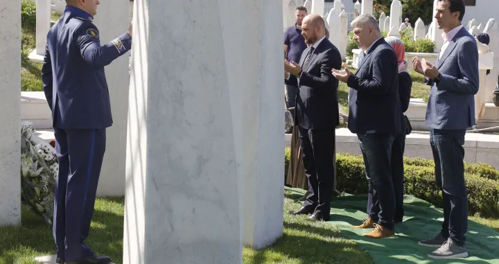 Polaganje cvijeća Mezarje Kovači povodom Dana Kantona Sarajevo i 33 godišnjice bitke za odbranu Predsjedništva Republike BiH/Senad Gubelić