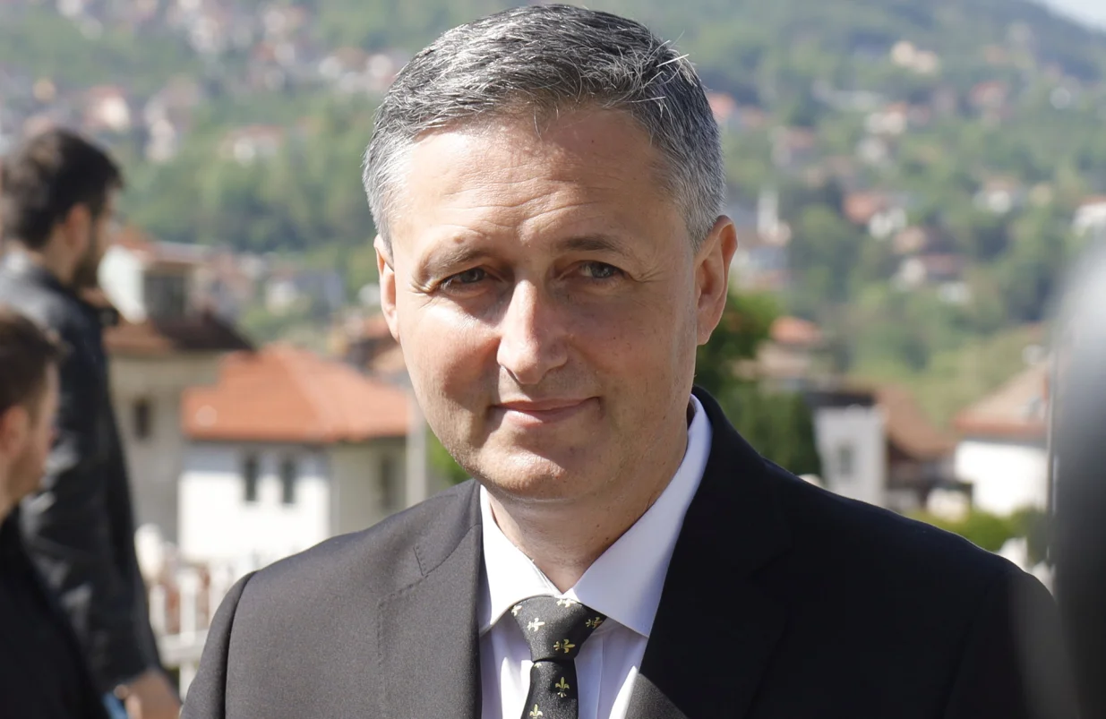 Polaganje cvijeća Mezarje Kovači povodom Dana Kantona Sarajevo i 33 godišnjice bitke za odbranu Predsjedništva Republike BiH/Senad Gubelić