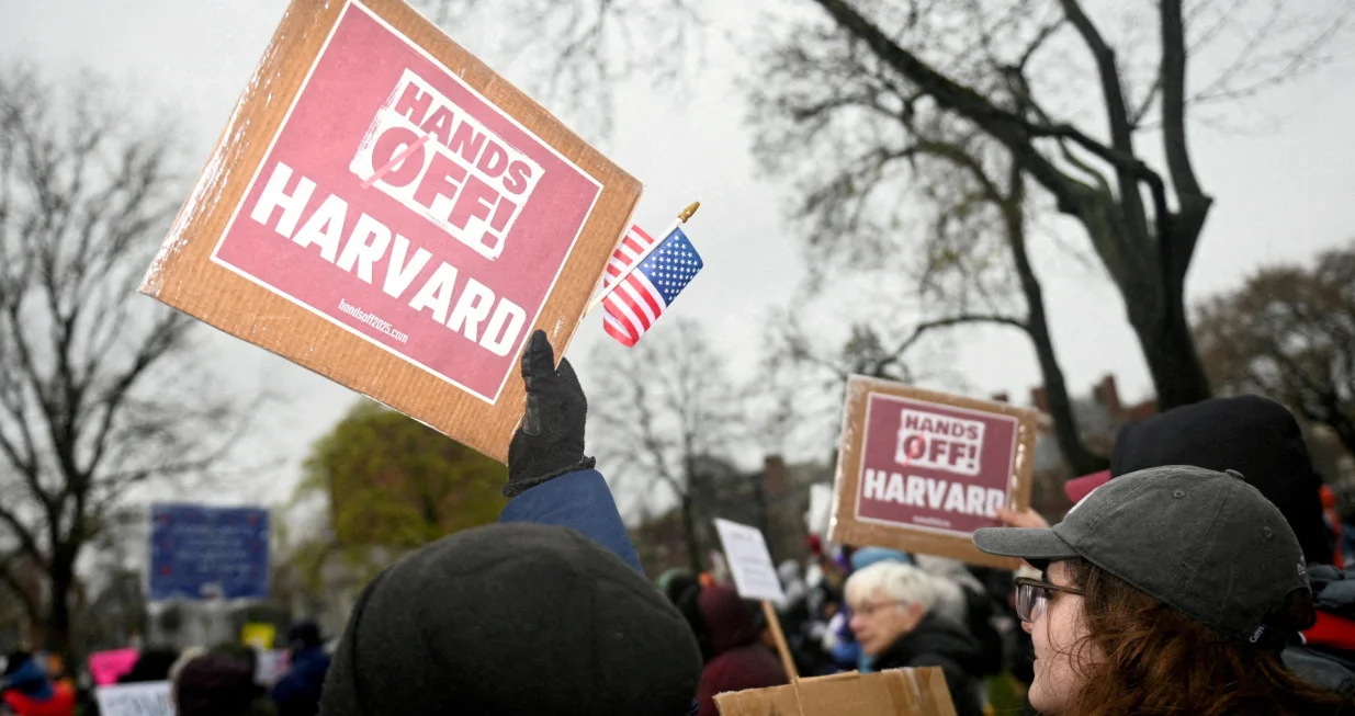FILE PHOTO: Demonstrators rally on Cambridge Common in a protest organized by the City of Cambridge calling on Harvard leadership to resist interference at the university by the federal government in Cambridge, Massachusetts, U.S. April 12, 2025. REUTERS/Nicholas Pfosi/File Photo/Nicholas Pfosi