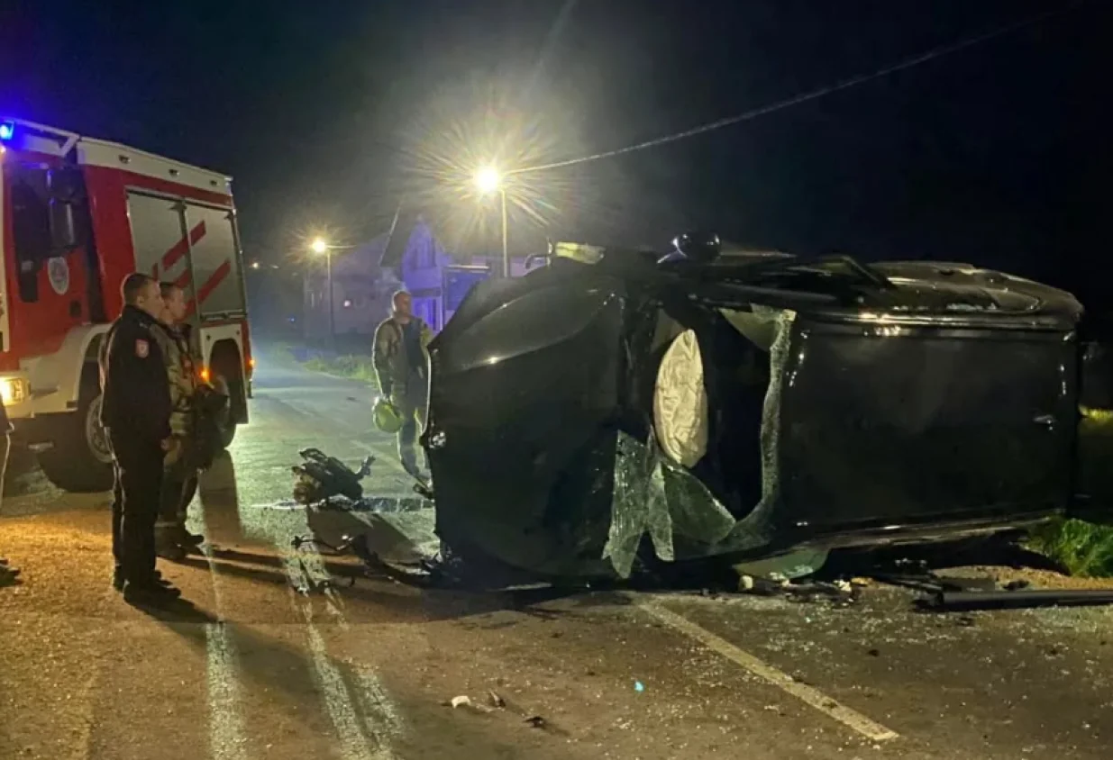 Saobraćajna nesreća kod Prijedora, BMW, vatrogasci, dvije osobe povrijeđene, Prijedor/Vatrogasci Prijedor