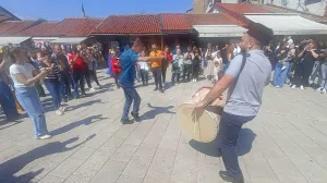 Turisti, Baščaršija, Sarajevo, bubnjevi/Senad Gubelić