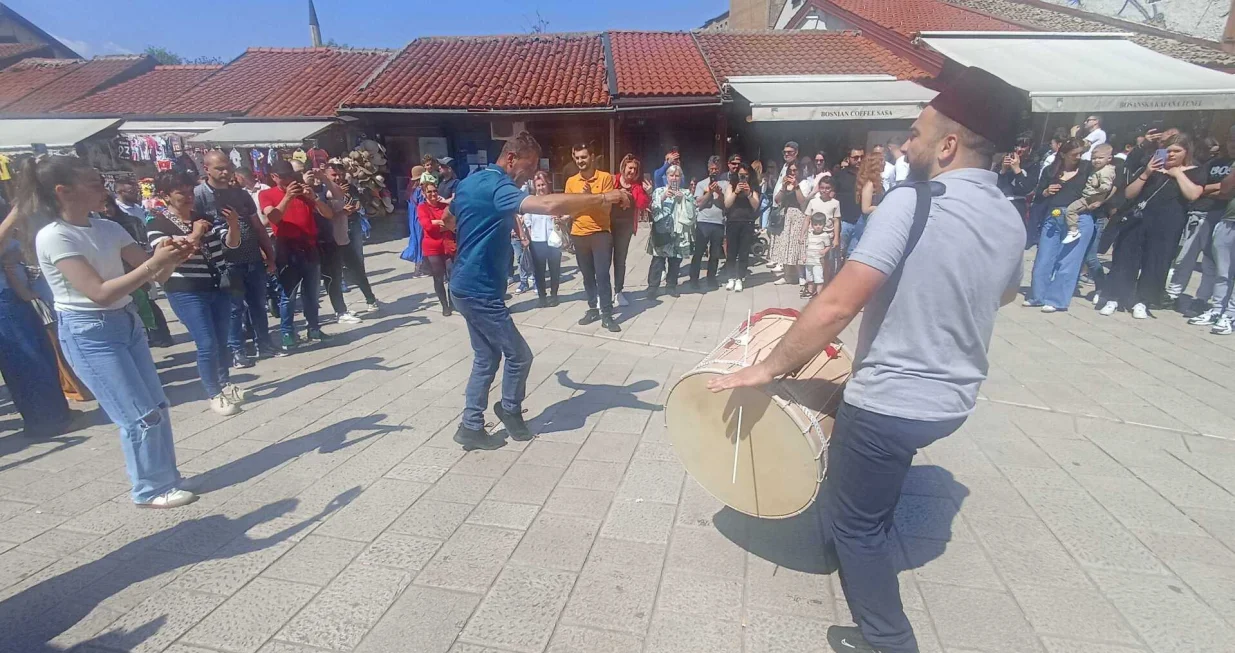 Turisti, Baščaršija, Sarajevo, bubnjevi/Senad Gubelić