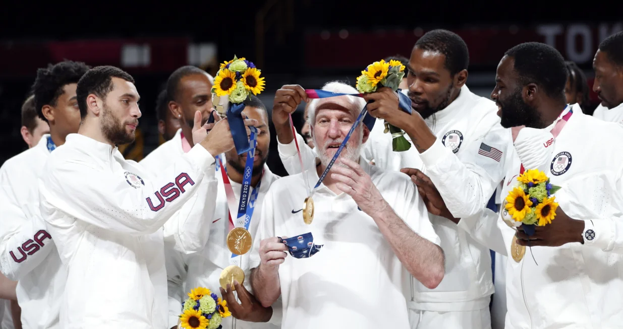 epaselect epa09403997 Kevin Durant (C-R) of USA puts the gold medal on his coach Gregg Popovich (C) during award ceremony after the Men's Basketball bronze medal match between Slovenia and Australia at the Tokyo 2020 Olympic Games at the Saitama Super Arena in Saitama, Japan, 07 August 2021. EPA/KIYOSHI OTA