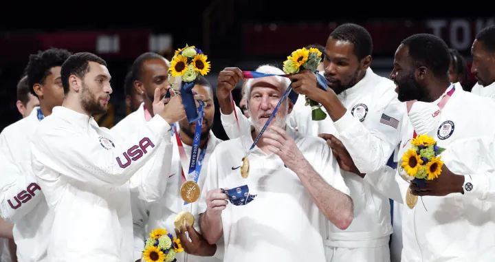 epaselect epa09403997 Kevin Durant (C-R) of USA puts the gold medal on his coach Gregg Popovich (C) during award ceremony after the Men's Basketball bronze medal match between Slovenia and Australia at the Tokyo 2020 Olympic Games at the Saitama Super Arena in Saitama, Japan, 07 August 2021. EPA/KIYOSHI OTA
